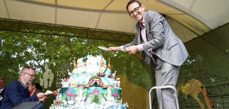 Wer die Torte verteilt, lässt seine Freunde nicht leer ausgehen.... Wer die Torte verteilt, lässt seine Freunde nicht leer ausgehen....
