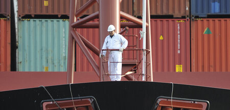 Arbeit unter härtesten Bedingungen: Seemann auf Containerschiff ...