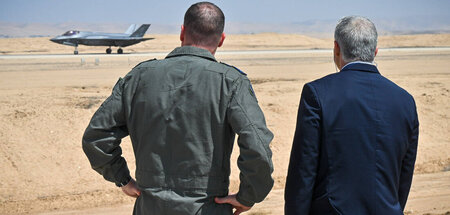 Der israelische Premier Lapid (r.) beim Briefing auf dem Luftwaf... Der israelische Premier Lapid (r.) beim Briefing auf dem Luftwaf...