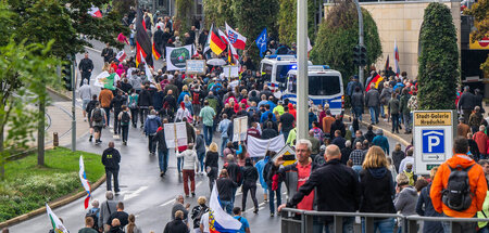 Demonstranten nach dem Ende der Kundgebung am Sonntag in Plauen