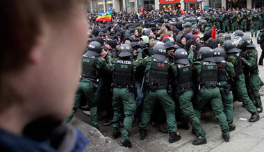 4000 Polizisten hielten am Samstag in Dresden Antifaschisten in...