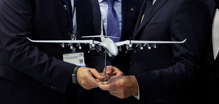 Modell einer »Bayraktar TB2«-Drohne auf einer Waffenausstellung ...