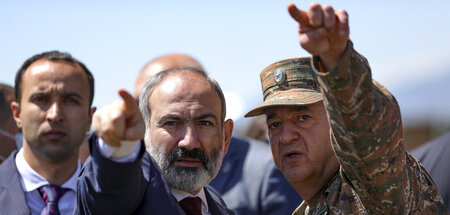 Armeniens Premierminister Paschinjan (M.) informiert sich über d...