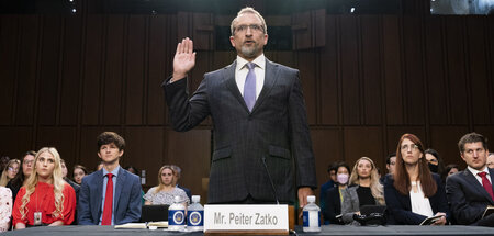 Peiter Zatko bei der Vereidigung vor der Anhörung (Washington, 1