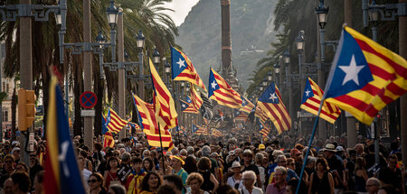 Ein Fahnenmeer für die Unabhängigkeit vom spanischen Zentralstaa... Ein Fahnenmeer für die Unabhängigkeit vom spanischen Zentralstaa...