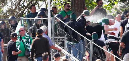 Chemie-Fans wehren sich gegen Uniformierte in der Kurve (Leipzig...
