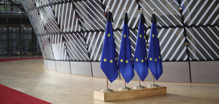 Fahnen der EU vor dem Gebäude des Europäischen Rates (Brüssel, 9
