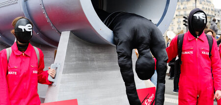 »Megaprojekt stoppen«: Demonstration gegen die EACOP-Pipeline in...