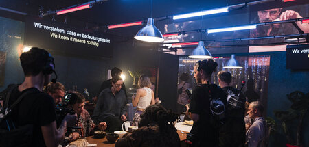 Theater heute: Der Tisch ist gedeckt, und an der Theke wird orde...