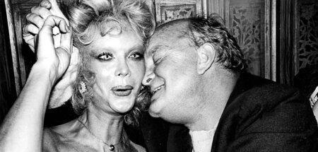 Truman Capote (1924–1984) an der Wange von Monique van Vooren (1...
