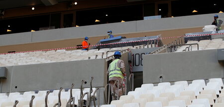Arbeiter im Lusail Iconic Stadium, Austragungsort des Endspiels ...