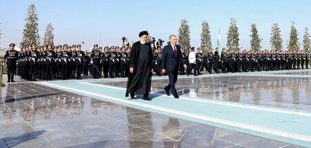 Willkommen im Klub: Irans Präsident Ebrahim Raisi wird vom usbek...