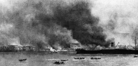 Das Inferno von einem vor Anker liegenden Kriegsschiff aus betra... Das Inferno von einem vor Anker liegenden Kriegsschiff aus betra...