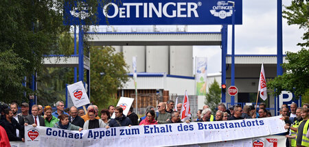 Beschäftigte und Gothaer Bürger demonstrieren vor dem Werkstor d...