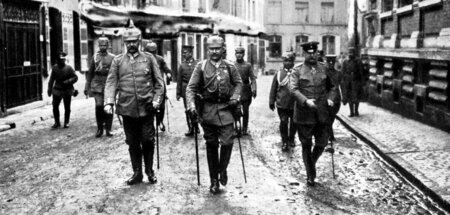 Wilhelm II. bei einem Besuch der Operationsabteilung der OHL in ...