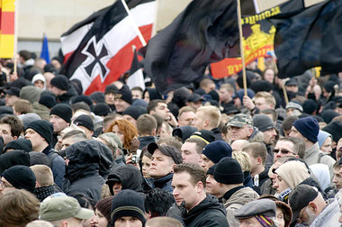 Von der Polizei geschützt, zogen am Samstag über 6000
Neonazis ...