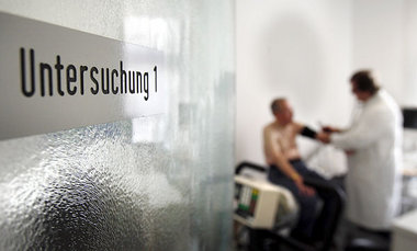 Untersuchung nur noch gegen Vorkasse. Einige Fachärzte
sind zu ...