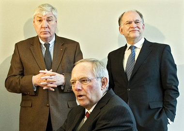 Diese drei Herren wollen gewiß nicht in dieselbe
Richtung. Somm...