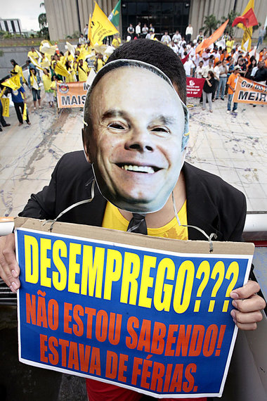 Demonstrant mit Maske des brasilianischen Wirtschaftsministers:...