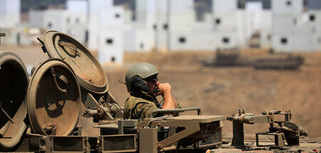 Israelischer Soldat nahe der besetzten Golanhöhen an der Grenze ...