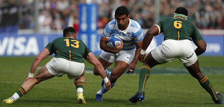 Argentiniens Matias Orlando (M.) versucht an den Springboks Jess...