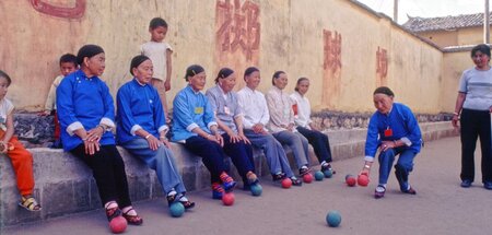 Boulespielerinnen in Liuyi: Fotografie aus der Serie »Lotus-Lill...