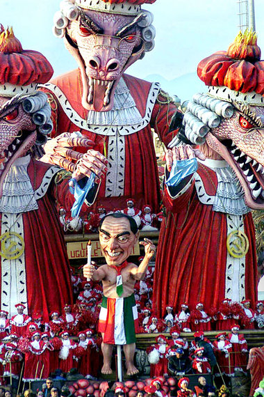 Viareggio, Italien: Berlusconi auf der Flucht vor Hammer und
Si...