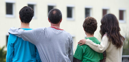 Eine syrische Familie vor einem Wohnheim der Zentralen Ausländer...