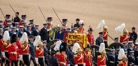 »The Show must go on«: Der Sarg von Queen Elizabeth auf dem Weg ...