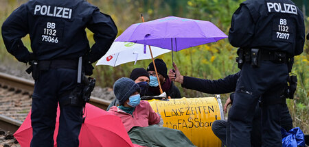 Blockade einer Gleisverbindung zum Kraftwerk Jänschwalde am Mont...