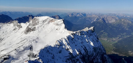 Ganz schön steil hier: Blick von der Zugspitze Richtung Mieminge...