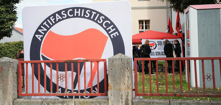 Antifaschisten vor dem vom Landgericht für den Prozess genutzten...
