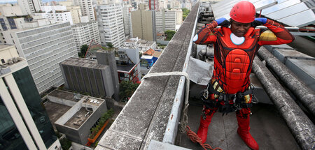 Vorbildfunktion: Kostümierter Fensterputzer in São Paulo posiert...