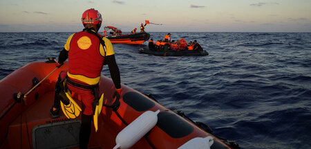 Alltag auf dem Mittelmeer: Schiffbrüchige werden von Crewmitglie...