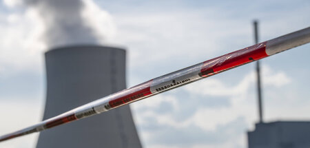 Trotz Lecks soll das marode AKW Isar 2 als Energiereserve bereit...