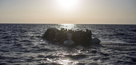 Flüchtlinge in internationalen Gewässern vor der libyschen Küste... Flüchtlinge in internationalen Gewässern vor der libyschen Küste...