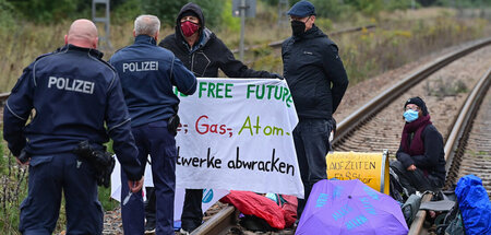 Aktivisten der »Unfreiwilligen Feuerwehr« am Montag im Kraftwerk...