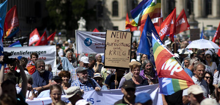 Protest gegen die »Zeitenwende«: Friedensdemonstration in Berlin...
