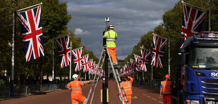 Nach dem Begräbniszug werden die Ampeln wieder aufgebaut (London...