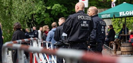 Polizisten bei der 1.-Mai-Demonstration in Berlin-Grunewald (201... Polizisten bei der 1.-Mai-Demonstration in Berlin-Grunewald (201...