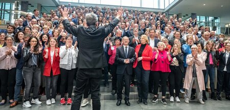 Rolf Mützenich (vorne) und seine Bundestagsfraktion: »Wie weiter... Rolf Mützenich (vorne) und seine Bundestagsfraktion: »Wie weiter...