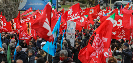 Forderungen auf der Straße unterstreichen: Gewerkschaften demons...