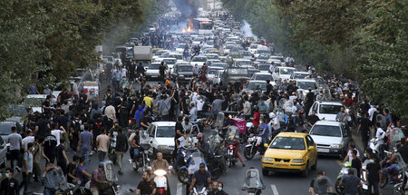 Verkehr blockiert: Ansammlung Protestierender in Teheran am Mitt...