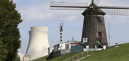 Antiquitäten: Windmühle und Kernkraftwerk Doel in Nordbelgien