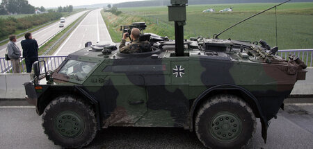 Einsatz an der Heimatfront: Spähpanzer der Bundeswehr während de...