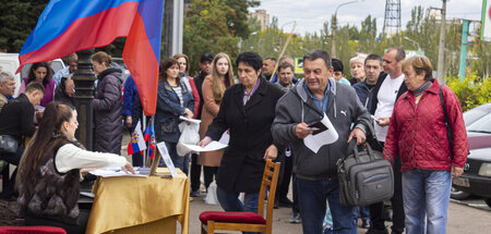 Mit vorgehaltener Waffe: Abstimmung in Lugansk am Sonnabend