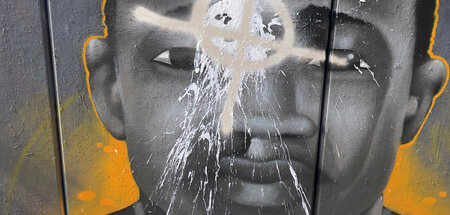 Ein von Unbekannten beschmiertes Graffito in Gedenken an Mouhame...
