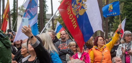Protest unter russischen Fahnen für die Inbetriebnahme von Nord ...