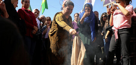 Kurdische Solidarität mit den Protesten im Iran: Frauen im nords...