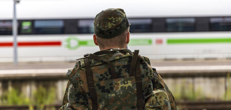 Ein Bundeswehr-Soldat am Stuttgarter Hauptbahnhof
